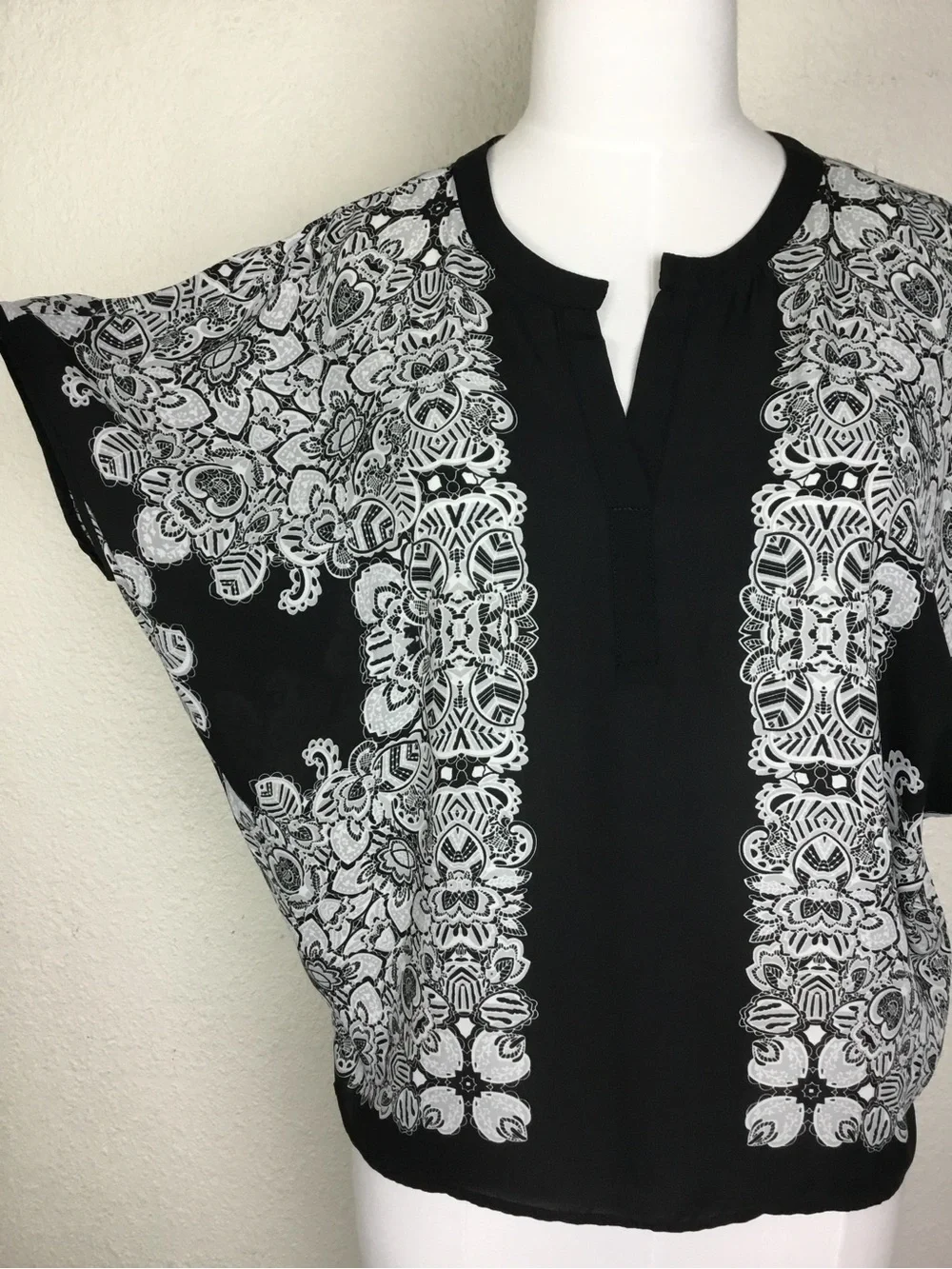 Black and White Lace-Print Short Sleeve Top - Picture 4 of 7